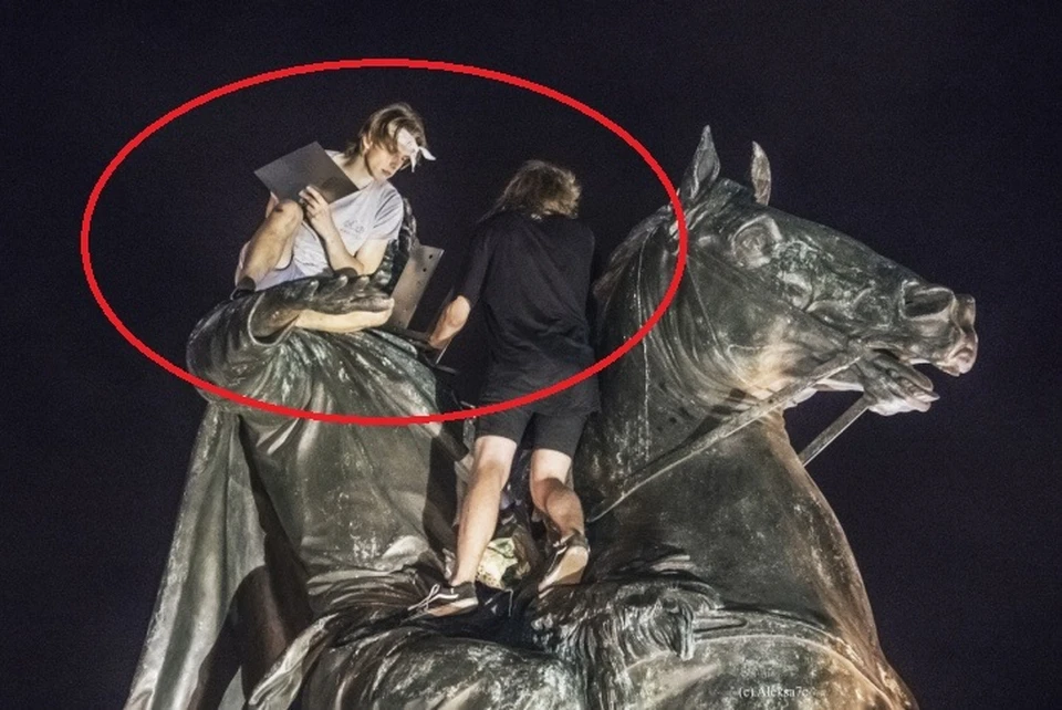 Молодые люди залезли на статую с мангалом Фото: Александра Бенцман