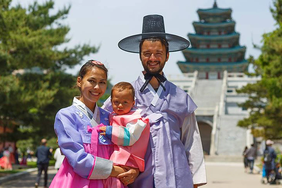 Григорий Луговой c женой и сыном во время посещения Кореи.
