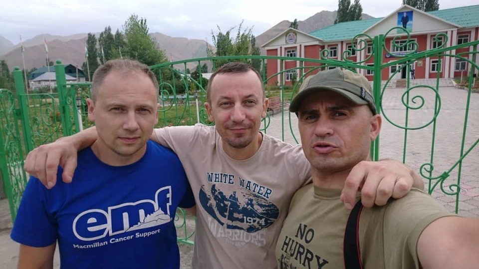 При крушении вертолета в Таджикистане погиб один уральский турист. Слева - Андрей Родыгин, в центре - Сергей Матвеев, справа - погибший Руслан Тараканов