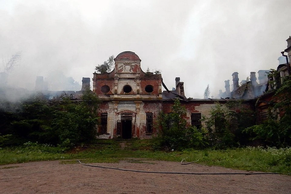 Усадьба сгорела 2 июля 2018 ода. Фото: Инна Николаева.