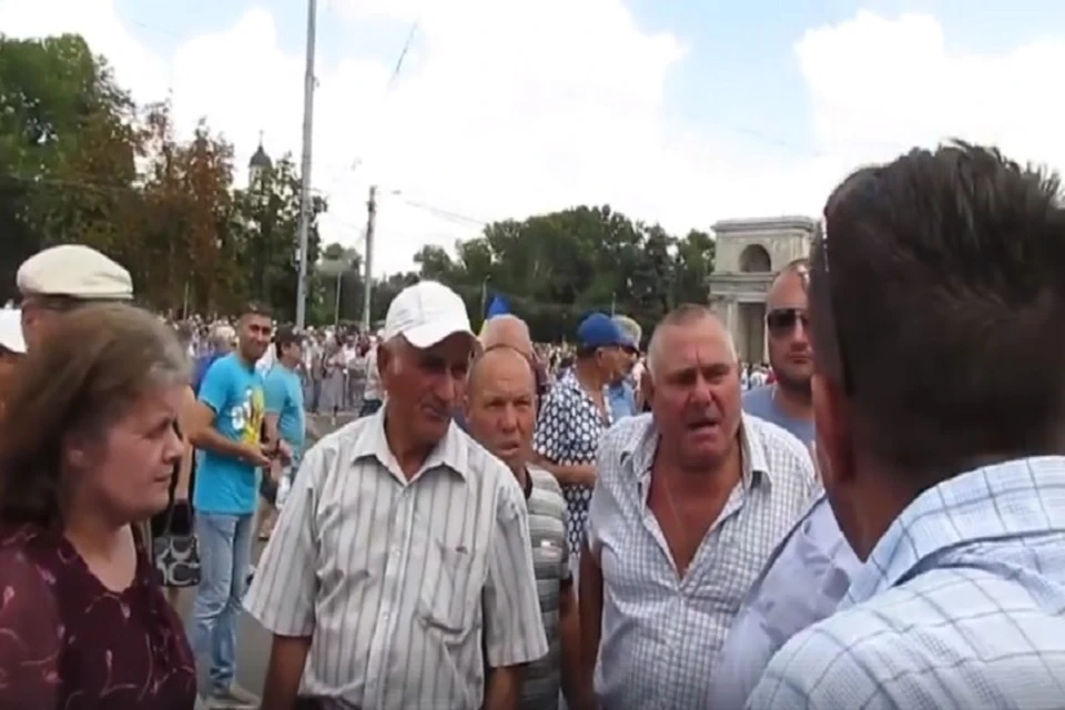От гражданских активистов потребовали говорить "только по-румынски". (Фото: скрин с видео, соцсети).