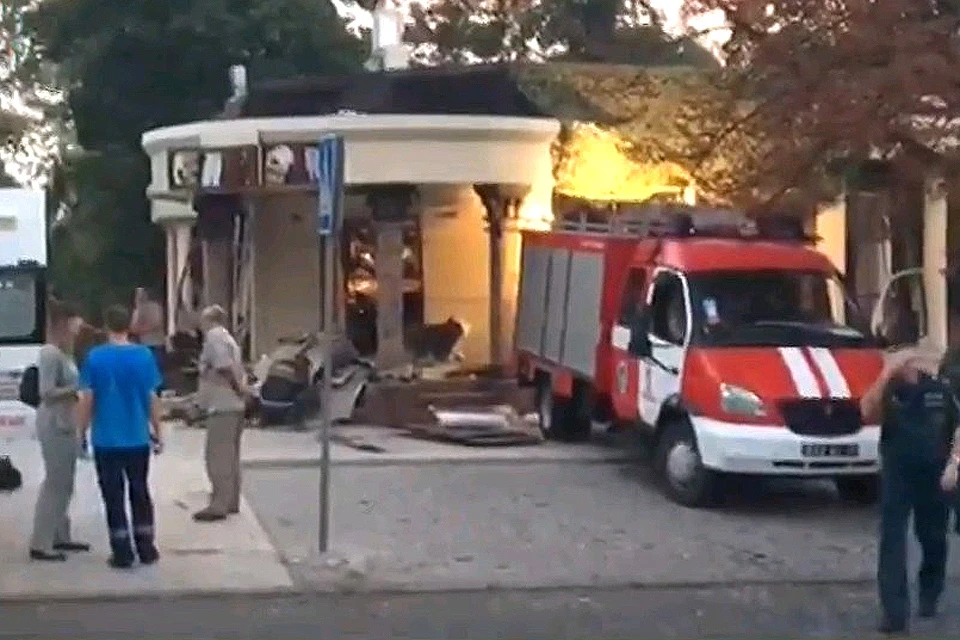 Место взрыва возле кафе "Сепар", унесшего пять жизней. ФОТО: Кадр из видео телеканала РОССИЯ