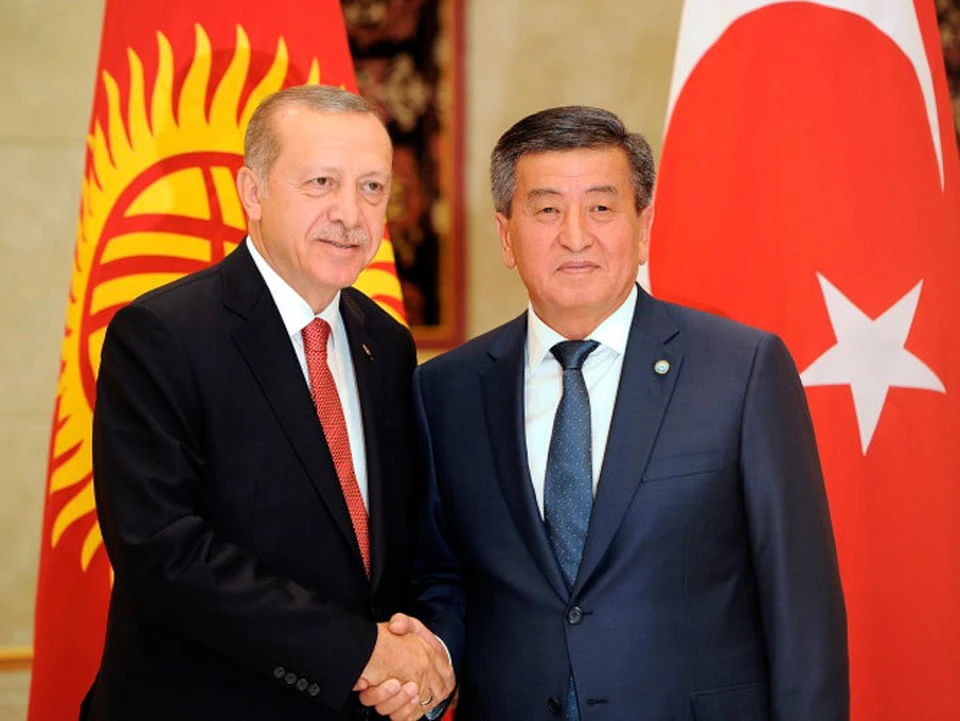Сооронбай Жээнбеков тепло поприветствовал турецкого коллегу и с удовлетворением отметил, что кыргызско-турецкие отношения, традиционная дружба успешно развиваются и укрепляются.