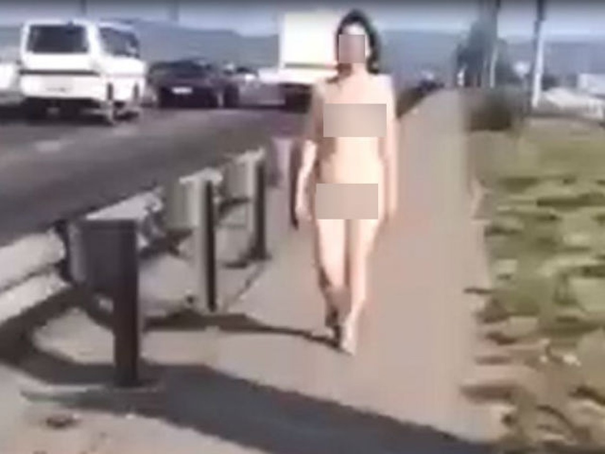 Девушка гуляет по городу без трусов: 2867 видео в HD