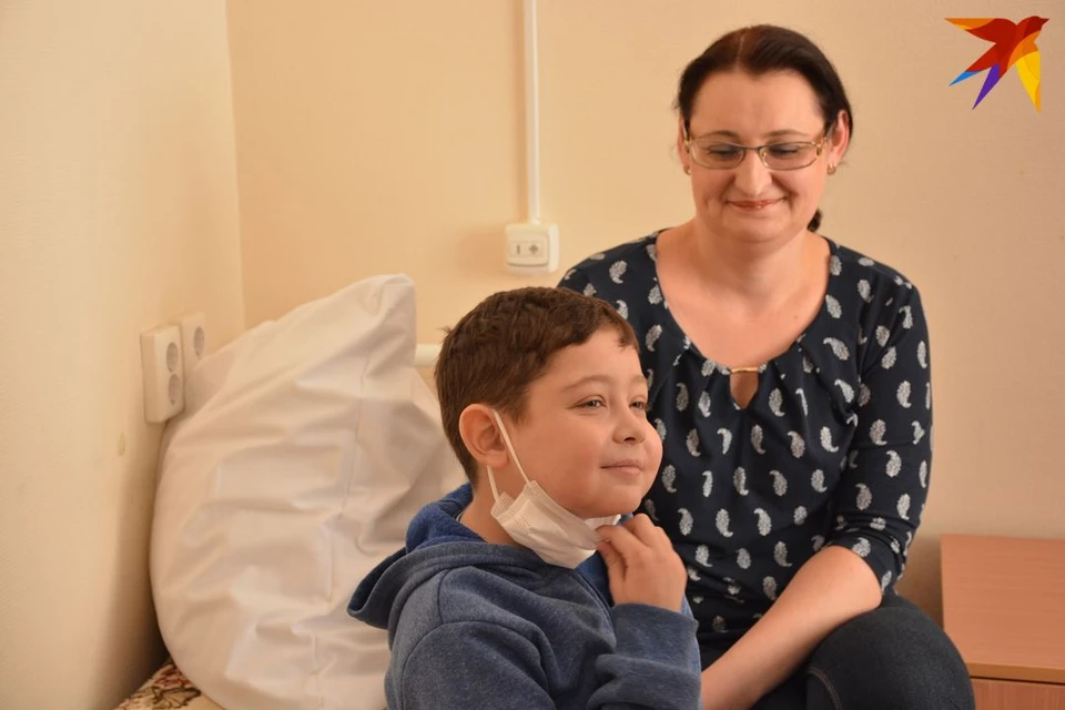 Вадим - очень смелый мальчик. Он пришел с мамой в больницу, чтобы пообщаться с журналистами.