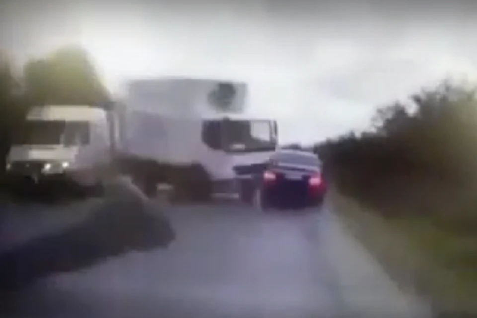 Автомобиль президента столкнулся с грузовиком (Фото: скрин с видео).