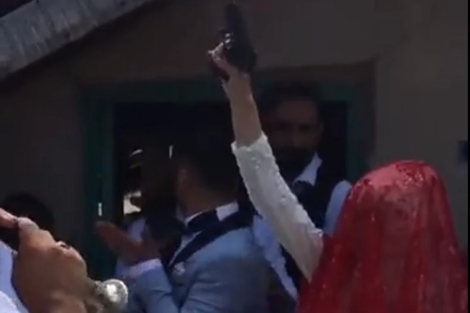Невеста уверенно расстреляла обойму. Фото: скриншот видео vk.com/atypicalmakhachkala