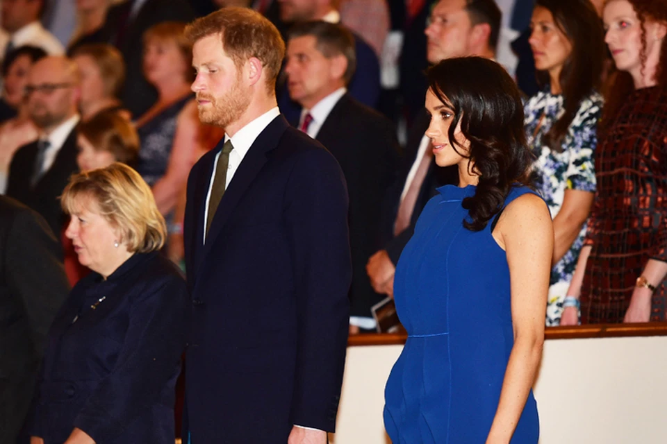 На прошлой неделе герцогиня Сассекская в свободном платье появилась вместе с мужем принцем Гарри на благотворительном концерте.