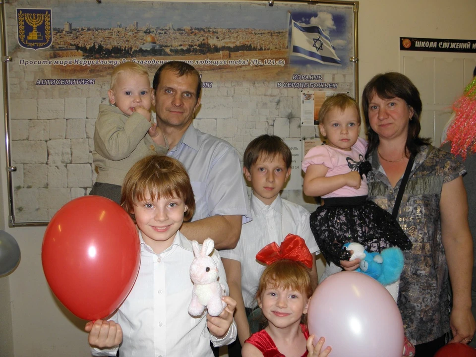 Сейчас Людмила и Дмитрий воспитывают семерых ребятишек. ФОТО: из личного архива героя публикации.