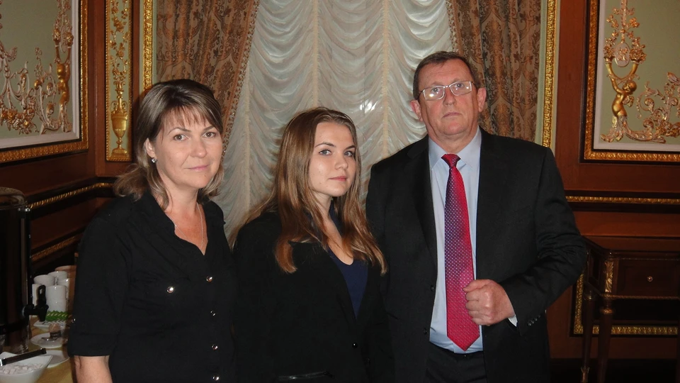 Виктория и Екатерина Ярошенко и генеральный консул РФ в Нью-Йорке Сергей Овсянников
