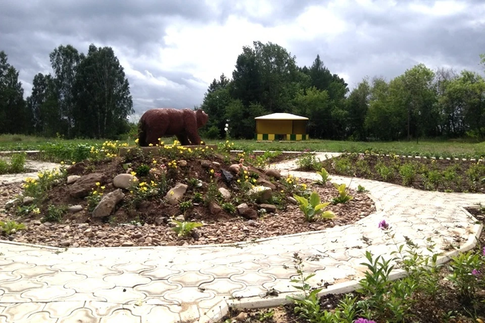 Так выглядит сельский парк с медведем на поляне. Фото: администрация поселения.