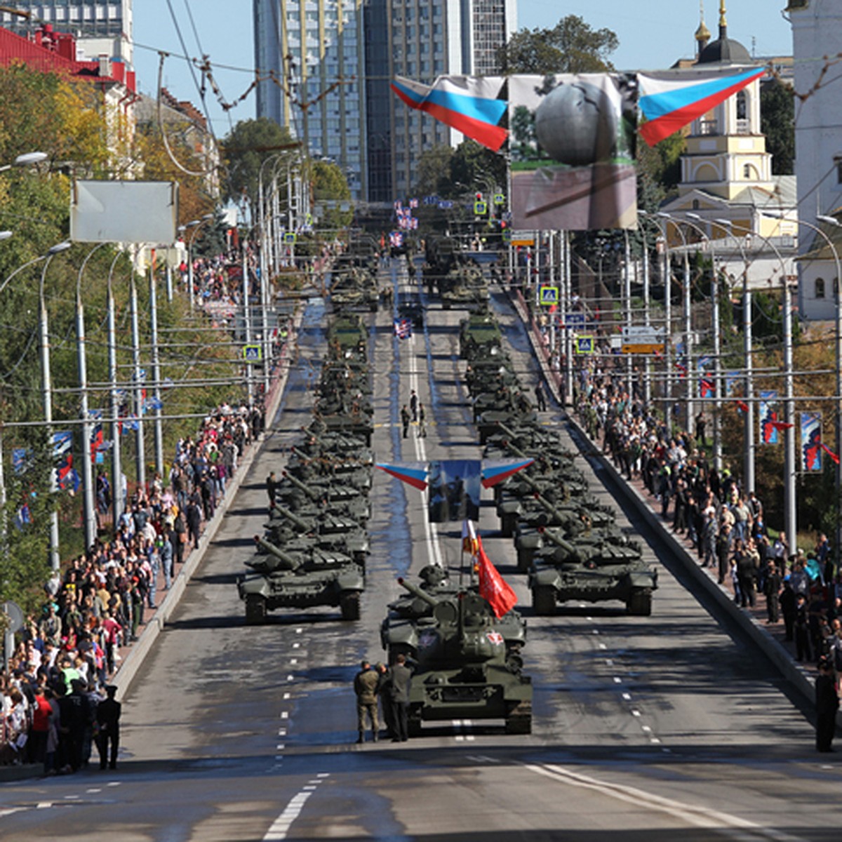 В День города-2018 в Брянске прошел парад войск и военной техники - KP.RU