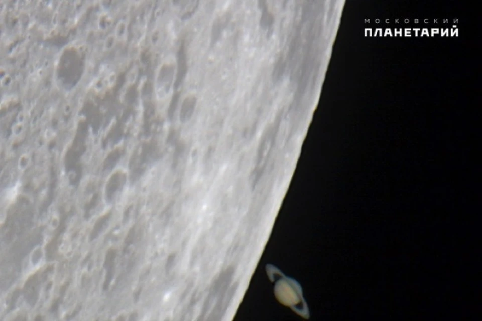 Сатурн на фоне Луны - потрясающее зрелище.