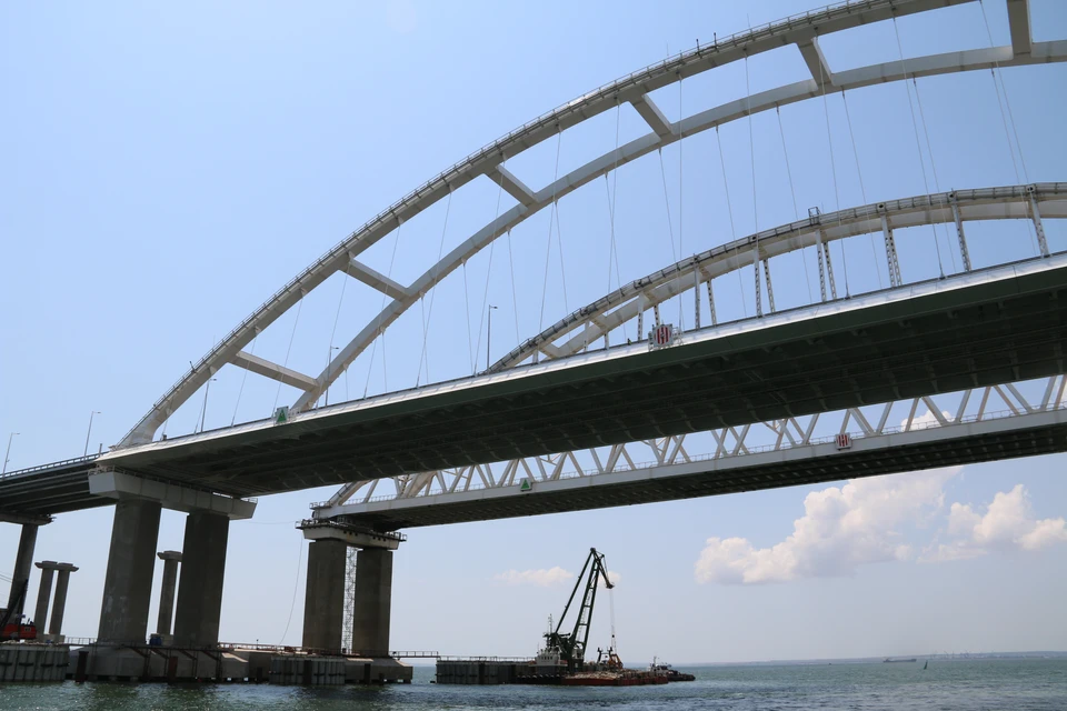 Грузовики по Крымскому мосту запустили в ночь на 1 октября