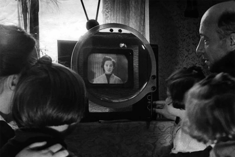 Телевизор работал по 1,5-2 часа в день, и его смотрели всей семьей. Фото: gtrk-vyatka.ru
