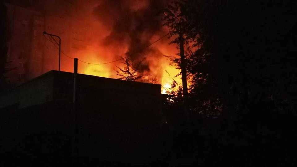 В центре города загорелось заброшенное здание. Фото: Вадим Журавлев.