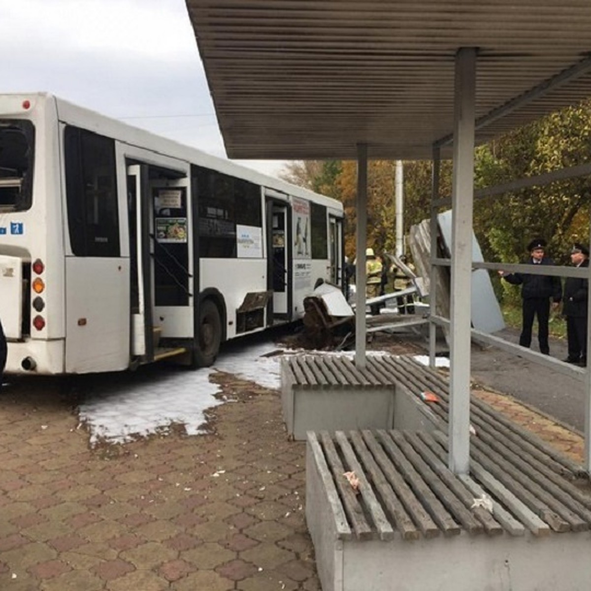 Я увидел, как на меня летит павильон»: в Уфе столкнулись два пассажирских  автобуса - KP.RU