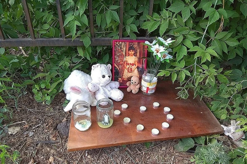 На месте убийства девочки сделали стихийный мемориал