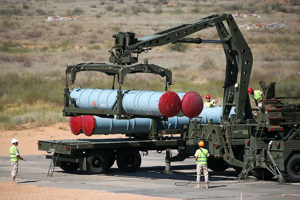 Погрузка ракет зенитно-ракетного комплекса С-300. ФОТО Сергей Бобылев/ТАСС