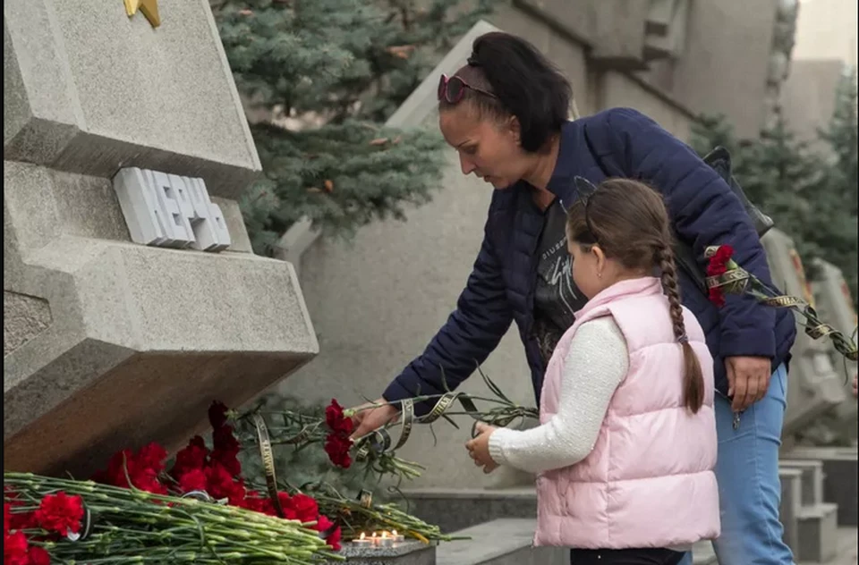 Севастопольцы несут цветы в память о погибших.