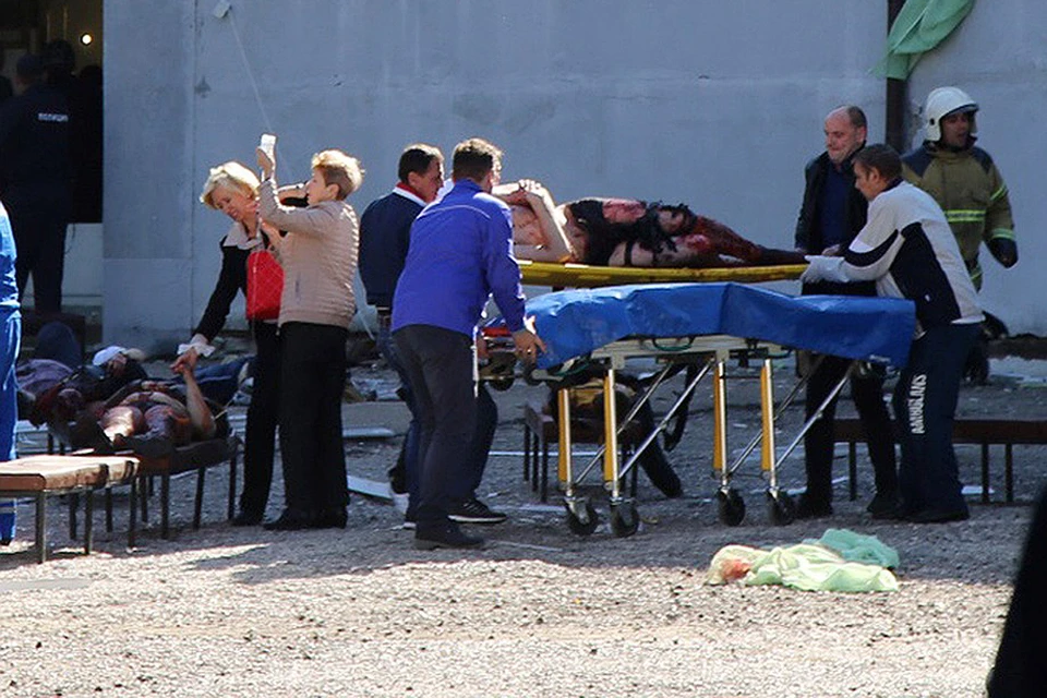 Эвакуация пострадавших у здания керченского колледжа.