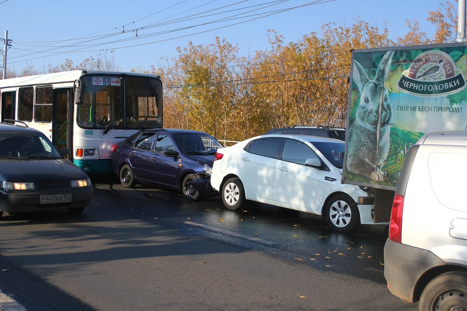 У автобуса ЛИАЗ отказали тормоза, и он смял «Ладу Гранту» в Нижнем Новгороде