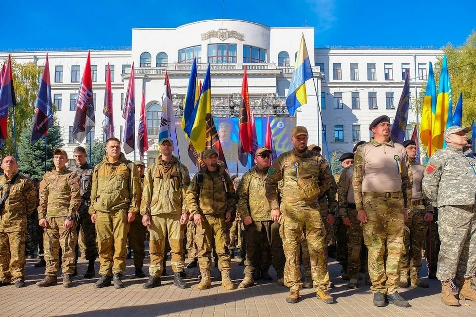 14 октября в День защитника Украины в Днепр приехала тысяча бойцов УДА, которые маршировали по городу с флагами Украины и «Правого сектора» (запрещенная в РФ организация. – Авт.). Фото: АКМЦ