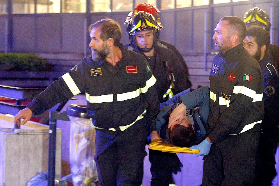 Эвакуация пострадавшего в аварии эскалатора в римском метро.