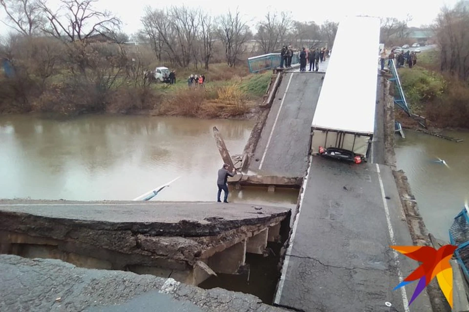 Мост рухнул в тот момент, когда по нему ехали машины