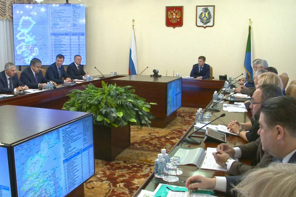 Успешно сдавших экзамены членов правительства Хабаровского края представил губернатор Фургал