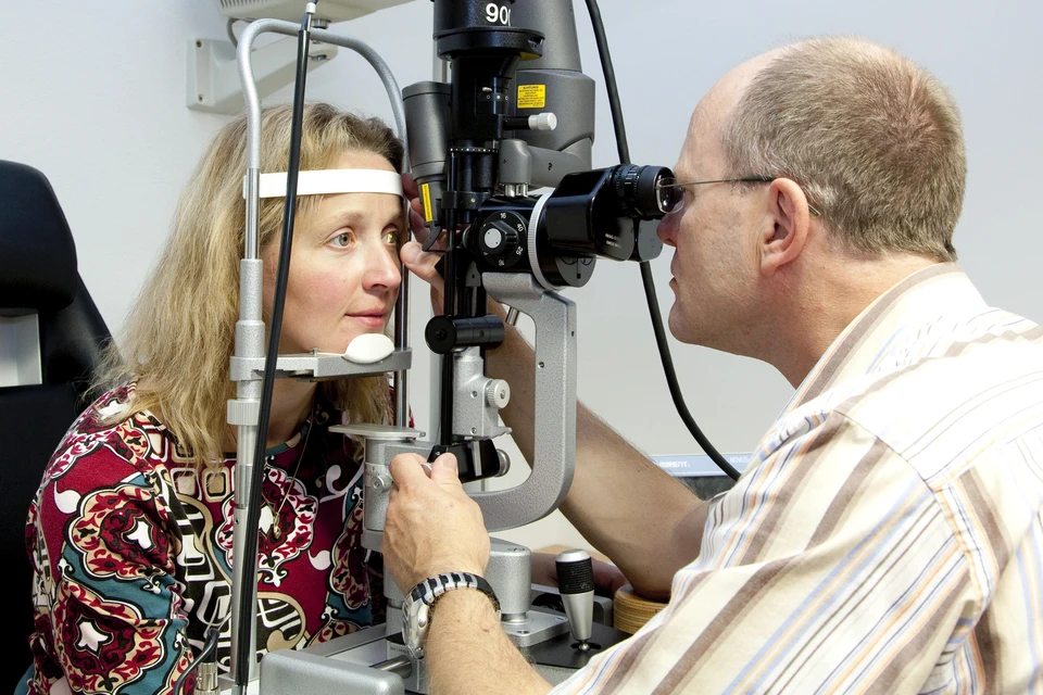 Чаще всего, будущий пациент сам замечает очевидные проблемы со зрением, но не всегда сразу обращается к врачу.