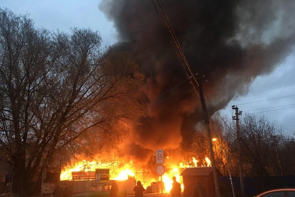 Два человека пострадали при пожаре в автосервисе под Петербургом.