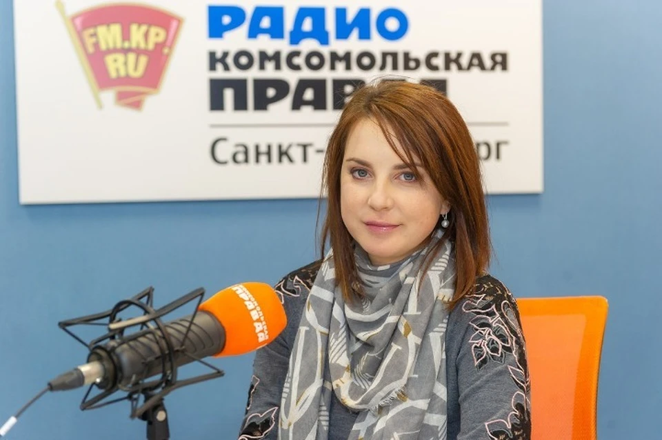 Ирина Слуцкая в студии радио «Комсомольская Правда в Петербурге» (палки за кадром)