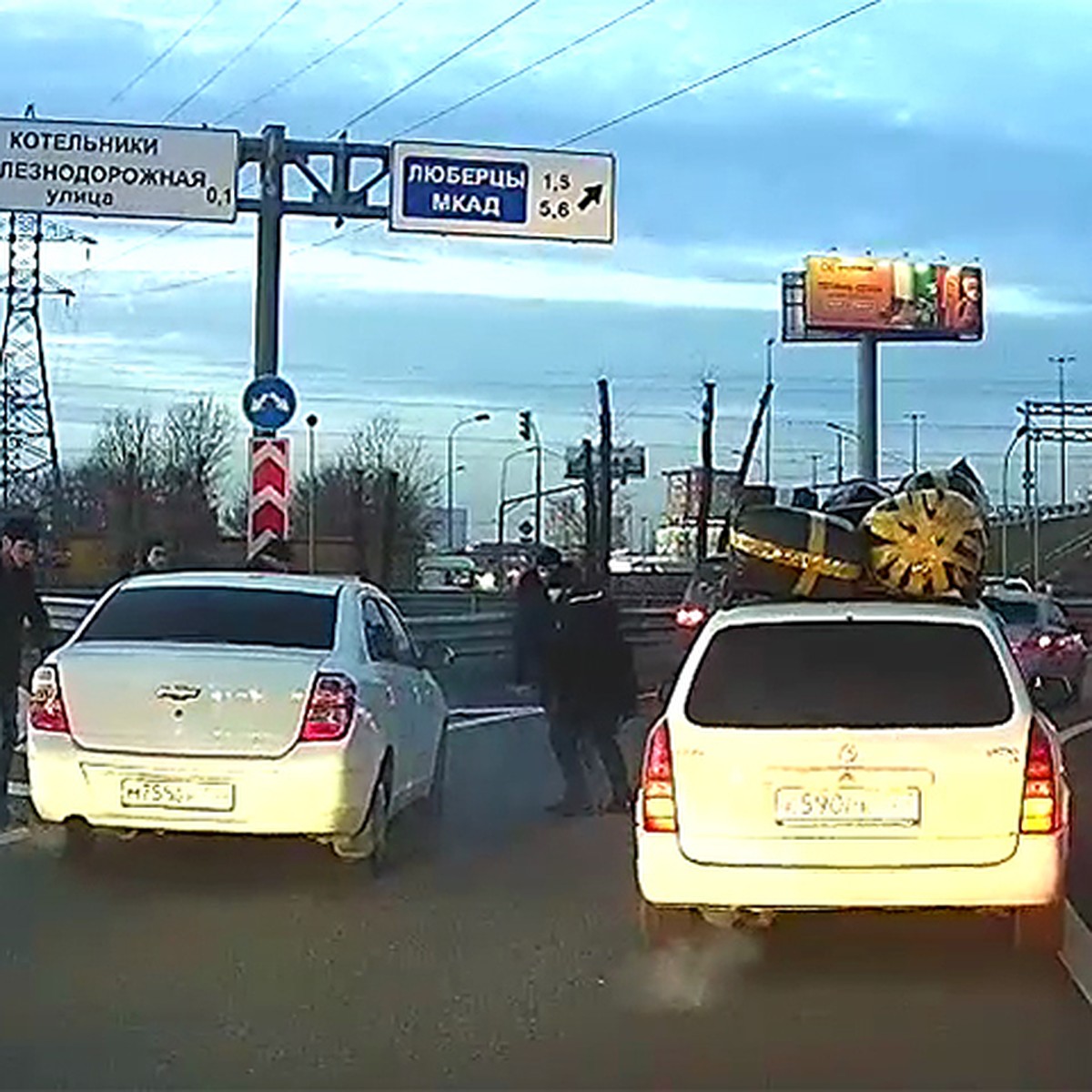 Стрельба на дороге в Подмосковье попала на запись видеорегистратора - KP.RU