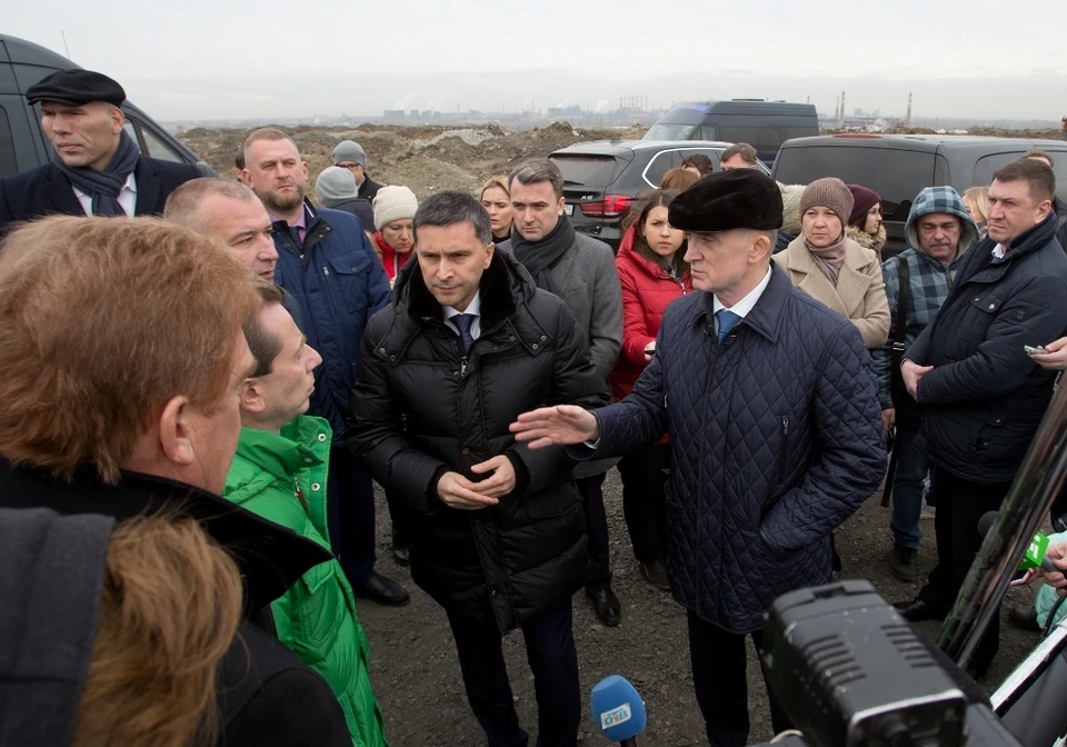 Министр Кобылкин забрался на самый пик закрытой городской свалки. Высота мусорного кургана - 42 метра.