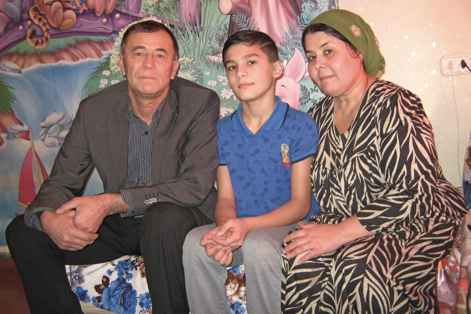 Отец Наим и мама Озода мечтают, чтобы их сын стал летчиком. Деньги на обучение уже начали собирать