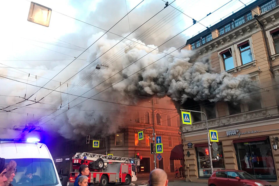Пожар на Большом проспекте ПС в Петербурге. Фото: vk.com/spb_today
