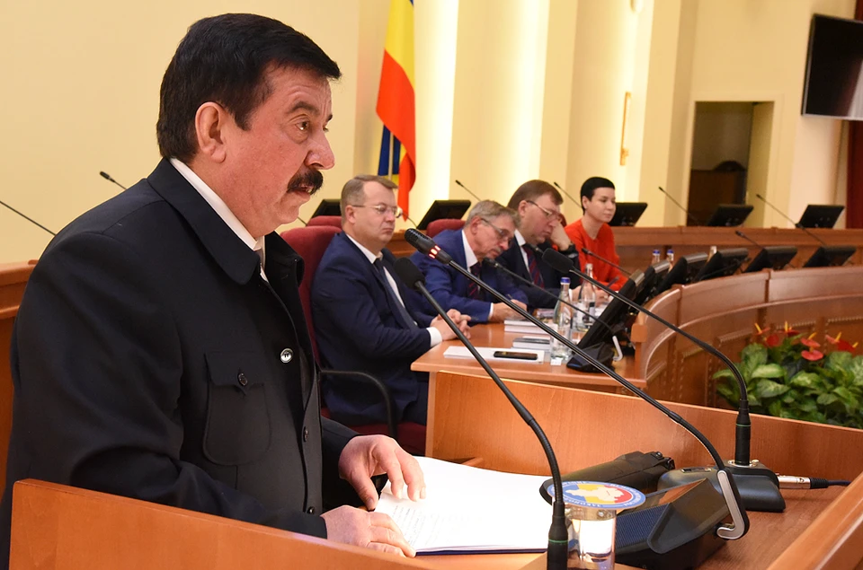 Сергей Шахрай выступил в зале заседаний донского парламента. Фото: пресс-служба ЗС РО.