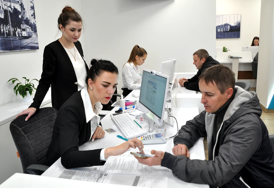 После одобрения заявки нужно прийти в любое удобное отделение банка для подписания документов и получения кредита.