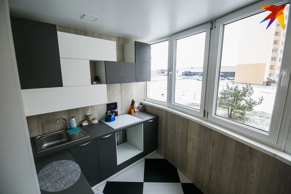 Кухню перенесли на балкон, чтобы сделать из однокомнатной квартиры двушку - KP.RU