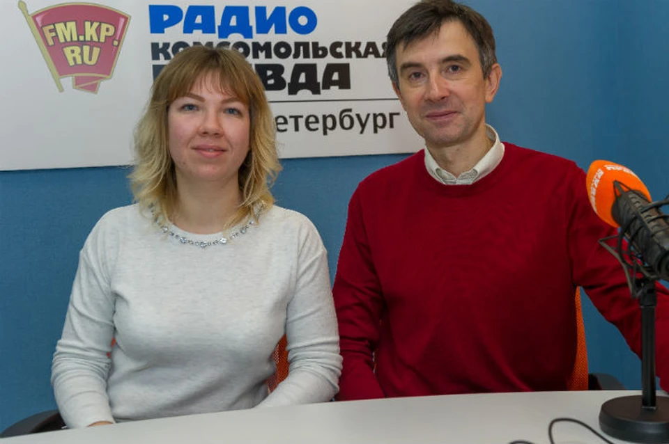 Анастасия Стружилина менеджер отдела исследований и разработок новых продуктов в категории чая в компании Unilever и Сергей Ануфриев в студии радио «Комсомольская правда» Санкт-Петербург.