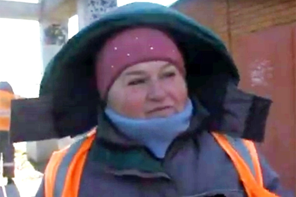 Уолш опрашивает на камеру колоритных женщин-работниц в промзоне