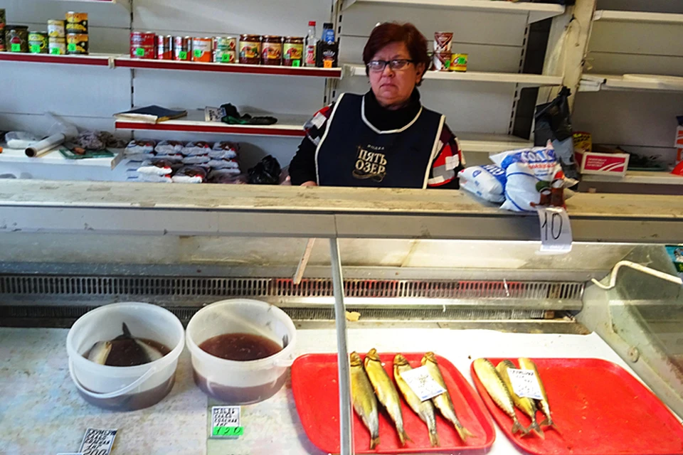 Продавец рыбы Елена одна одинешенька в своем бутике