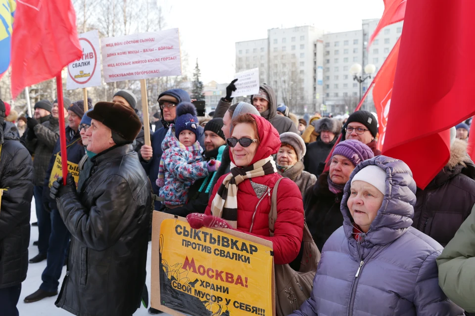 Несмотря на мороз на Театральную площадь Сыктывкара пришло около пятисот человек