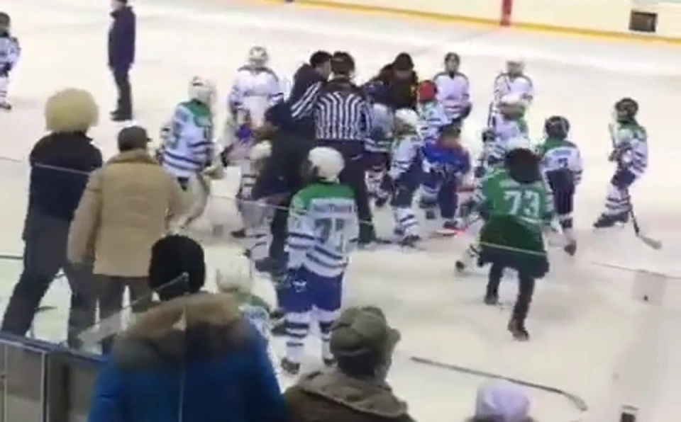 В Башкирии подрались две детские команды хоккеистов