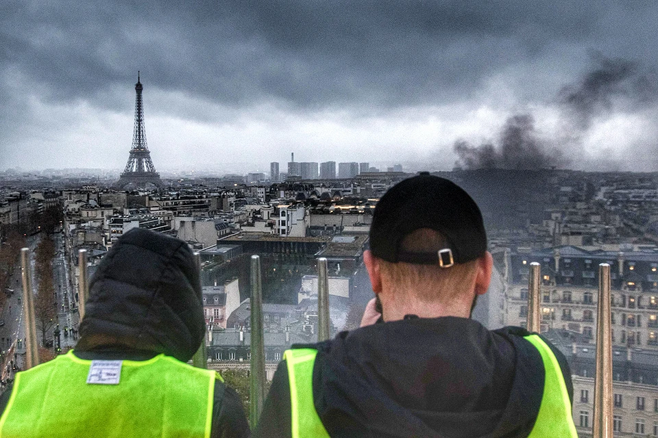 Активисты движения «Жёлтые жилеты» взирают на дело рук своих с вершины Триумфальной арки в Париже