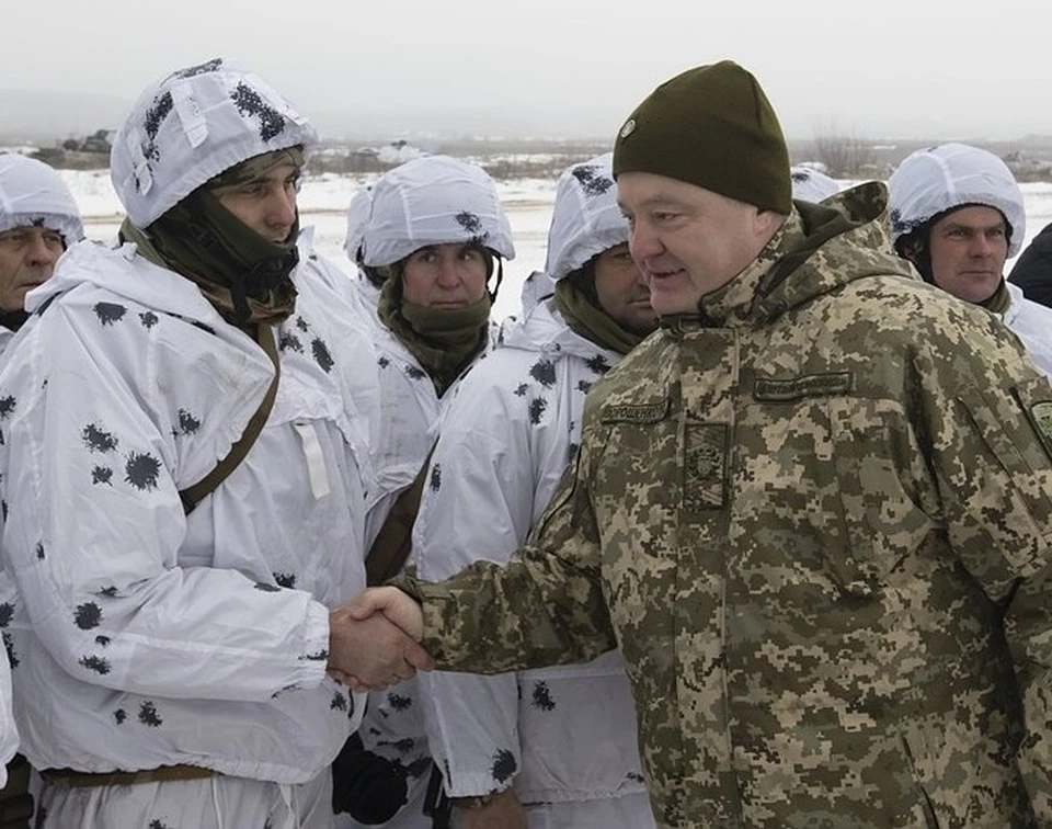 Петр Порошенко изображает перед украинскими военными «своего парня». Фото: president.gov.ua