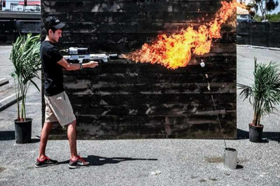 Блогер из США, который свой огнемет все же получил. Фото: instagram.com/kylevandevee