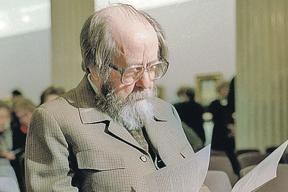 В 1970-х годах Солженицын предсказал, что коммунизм рухнет еще при его жизни. А в 1990-х уже требовал обуздать банкиров и олигархов. Фото: Виктор ВЕЛИКЖАНИН/ТАСС