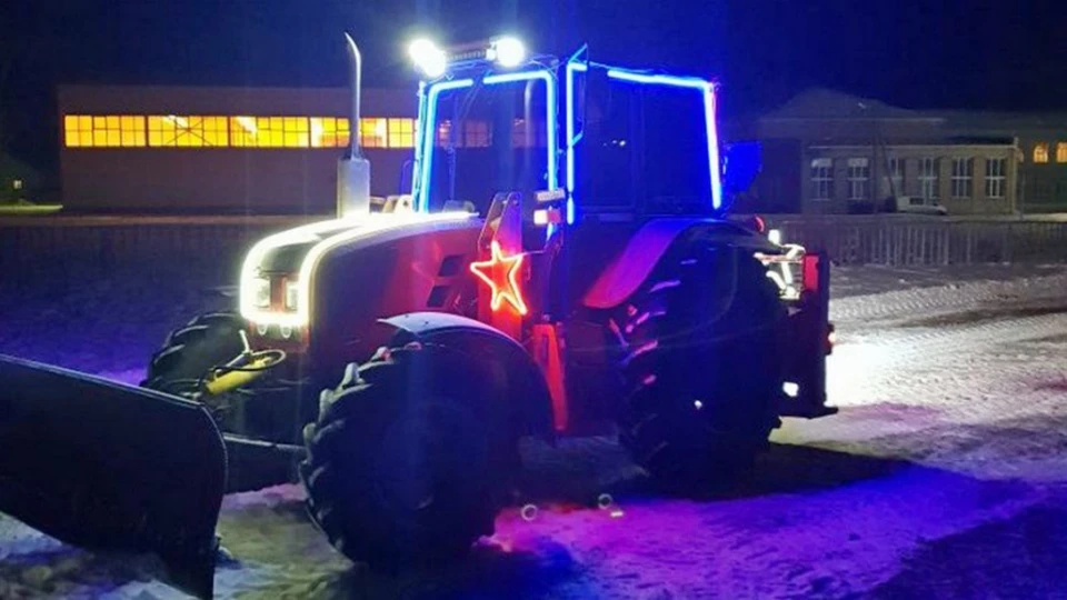 Этот трактор каждую ночь делает чудеса на лосевских улицах.